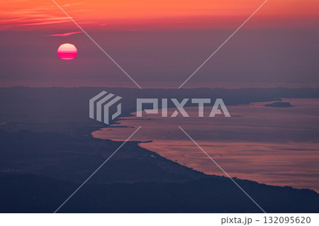 箱根・明神ヶ岳から見る日の出と湘南の海 132095620