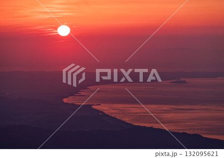 箱根・明神ヶ岳から見る日の出と湘南の海 132095621
