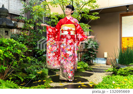 庭に立つ振袖を着た日本人女性 132095669