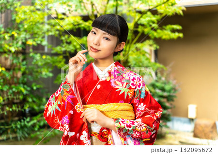 庭に立つ振袖を着た日本人女性 132095672