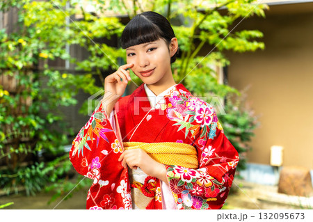 庭に立つ振袖を着た日本人女性 庭に立つ振袖を着た日本人女性 132095673