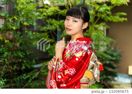 庭に立つ振袖を着た日本人女性 132095675
