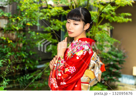 庭に立つ振袖を着た日本人女性 132095676