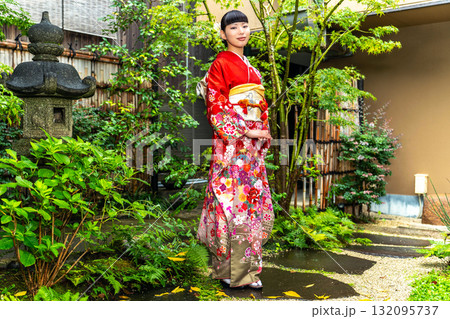 庭に立つ振袖を着た日本人女性 庭に立つ振袖を着た日本人女性 132095737