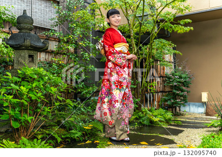 庭に立つ振袖を着た日本人女性 庭に立つ振袖を着た日本人女性 132095740
