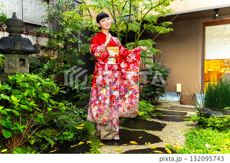 庭に立つ振袖を着た日本人女性 庭に立つ振袖を着た日本人女性 132095743