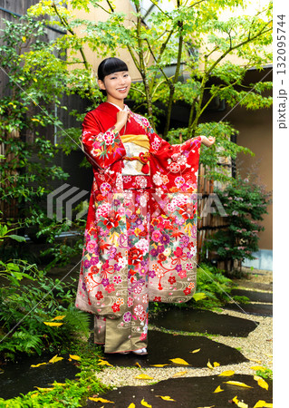 庭に立つ振袖を着た日本人女性 庭に立つ振袖を着た日本人女性 132095744