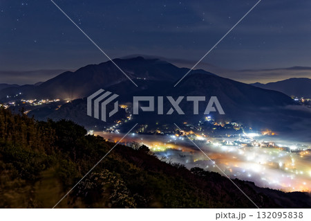 箱根外輪山から見る仙石原の夜景と大涌谷・神山 箱根外輪山から見る仙石原の夜景と大涌谷・神山 132095838
