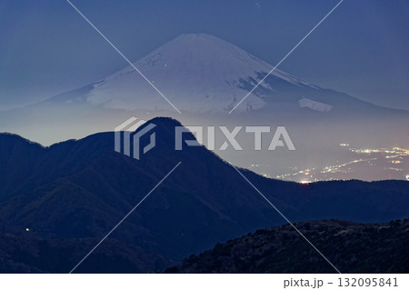箱根・明神ヶ岳から見る金時山と富士山の夜景 132095841