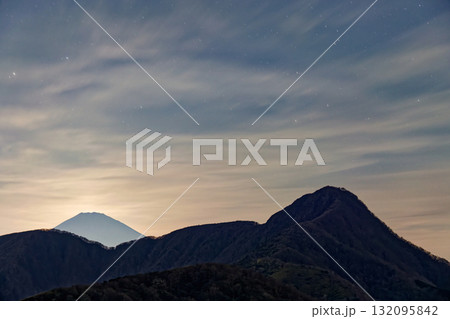 箱根外輪山から見る月明かりの金時山と富士山 132095842