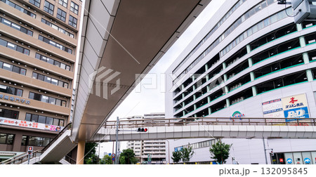 多摩モノレール立川北駅のショッピングモールと歩道橋 春の空 東京都立川市 多摩モノレール立川北駅のショッピングモールと歩道橋 春の空 東京都立川市 132095845