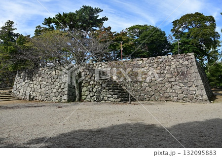 松坂城(三重県)本丸上段の石垣 松坂城(三重県)本丸上段の石垣 132095883