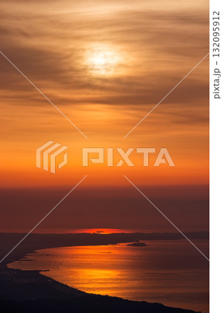 箱根・明神ヶ岳から見る朝日と輝く湘南の海 132095912