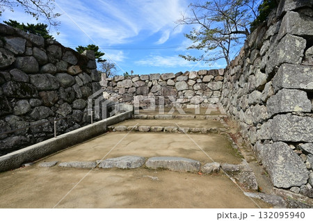 松坂城（三重県）本丸上段から本丸への階段 132095940