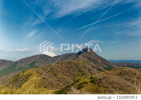 箱根・矢倉沢峠付近から見る金時山と富士山 箱根・矢倉沢峠付近から見る金時山と富士山 132095951