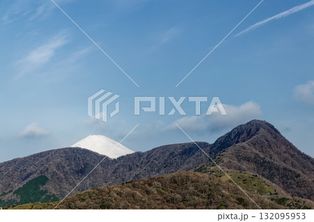 箱根・矢倉沢峠付近から見る金時山と富士山 箱根・矢倉沢峠付近から見る金時山と富士山 132095953