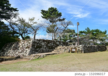 松坂城（三重県）天守閣跡と石垣 132096017