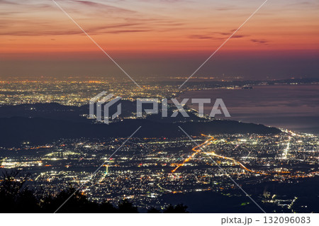 箱根・明神ヶ岳から見る夜明けの湘南の海 132096083