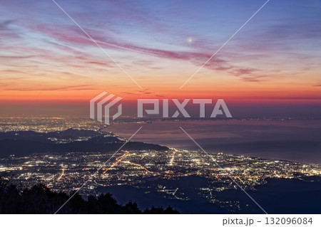 箱根・明神ヶ岳から見る夜明けの湘南の海 132096084