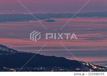 箱根・明神ヶ岳から見る夜明けの湘南の海と江ノ島 132096370
