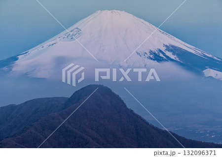 箱根・明神ヶ岳から見る夜明けの金時山と富士山 箱根・明神ヶ岳から見る夜明けの金時山と富士山 132096371