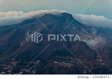 箱根・明神ヶ岳から見る夜明けの大涌谷 132096373