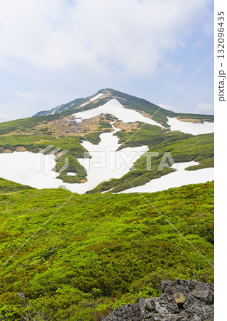 東栗駒山から望む6月の栗駒山 東栗駒山から望む6月の栗駒山 132096435
