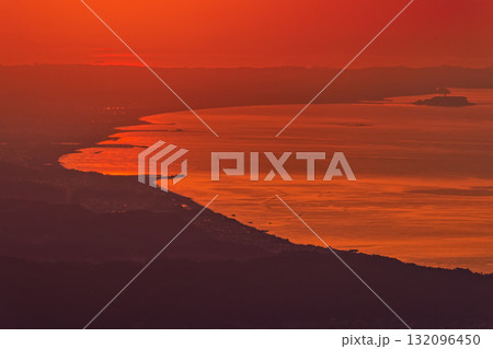 箱根・明神ヶ岳から見る夜明けの湘南の海と江ノ島 132096450