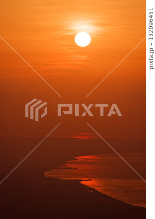 箱根・明神ヶ岳から見る朝日と輝く湘南の海 132096451