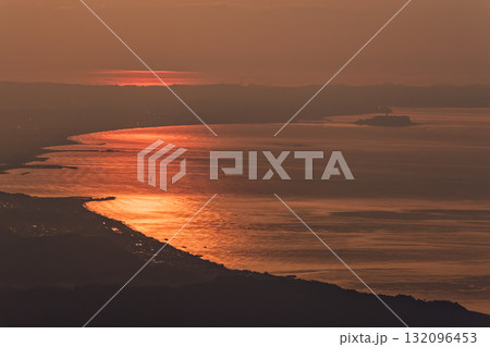 箱根・明神ヶ岳から見る朝日に輝く湘南の海 132096453