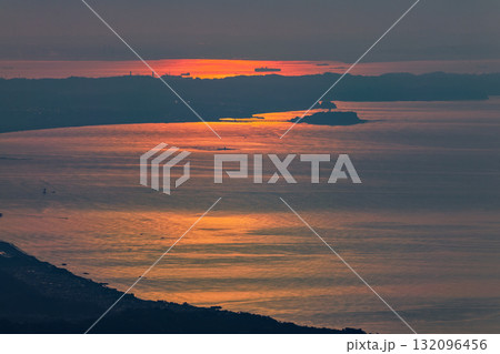 箱根・明神ヶ岳から見る朝日に輝く湘南の海 132096456