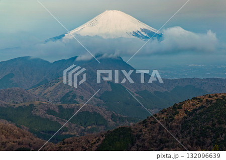 箱根・明神ヶ岳から見る朝の富士山と金時山 132096639