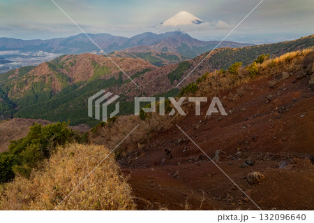 箱根・明神ヶ岳から見る朝の富士山と金時山 132096640