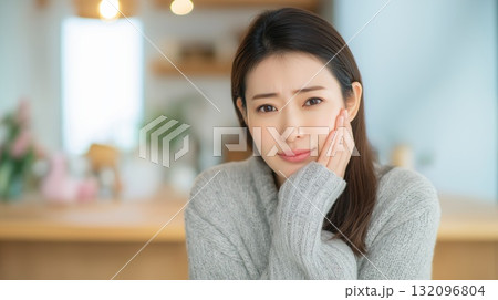 肌を気にする日本人女性のイラスト素材 [132096804] - PIXTA