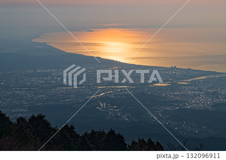 箱根・明神ヶ岳から見る朝日に輝く湘南の海 箱根・明神ヶ岳から見る朝日に輝く湘南の海 132096911