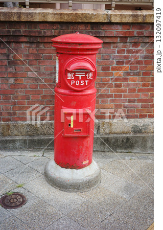 煉瓦塀前の郵便ポスト 煉瓦塀前の郵便ポスト 132097419