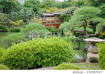 神戸市・相楽園・日本庭園の池越の船屋型 132097427