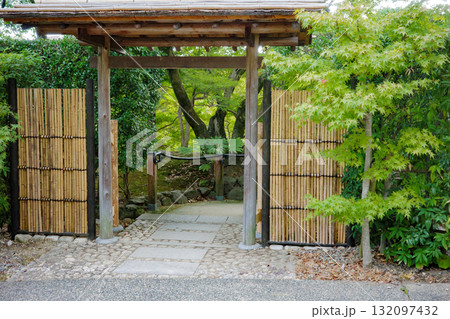 神戸市・相楽園の和風門 132097432