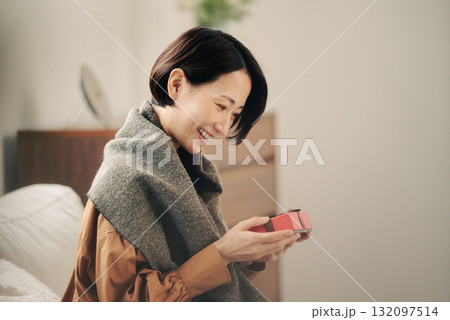 プレゼントを受け取った女性 132097514