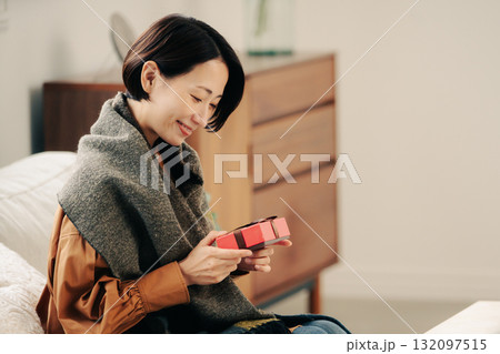 プレゼントを受け取った女性 132097515