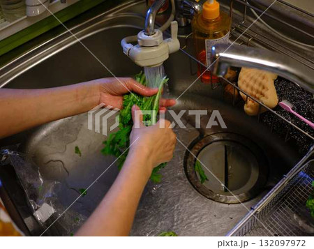 キッチン 料理 野菜 切る 女性 手元のタグ キッチン 料理 野菜 切る 女性 手元のタグ 132097972