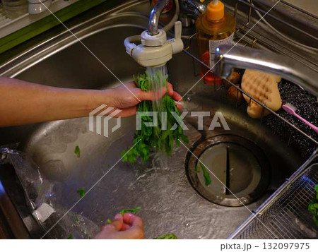 キッチン 料理 野菜 切る 女性 手元のタグ キッチン 料理 野菜 切る 女性 手元のタグ 132097975