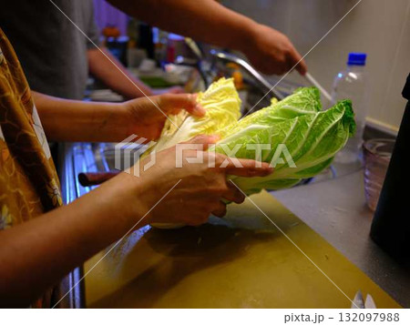 キッチン　料理　野菜　切る　女性　手元のタグ 132097988