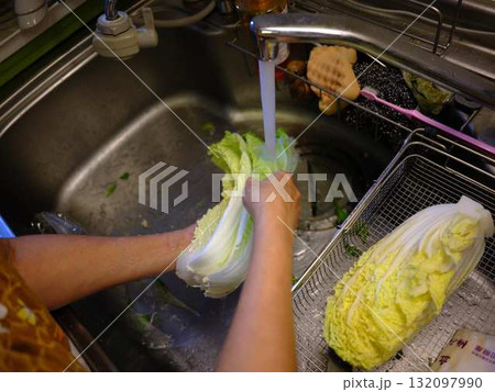 キッチン　料理　野菜　切る　女性　手元のタグ 132097990