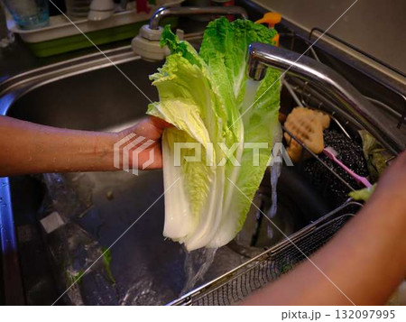 キッチン 料理 野菜 切る 女性 手元のタグ キッチン 料理 野菜 切る 女性 手元のタグ 132097995