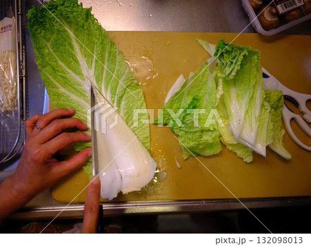 キッチン 料理 野菜 切る 女性 手元のタグ キッチン 料理 野菜 切る 女性 手元のタグ 132098013
