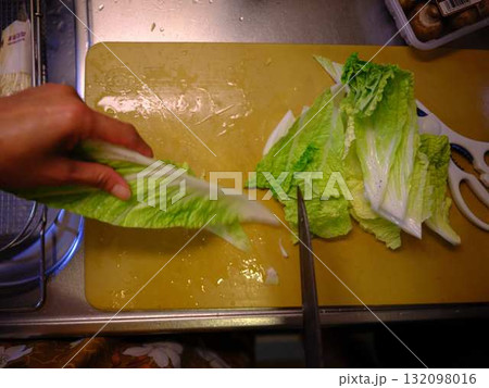 キッチン　料理　野菜　切る　女性　手元のタグ 132098016