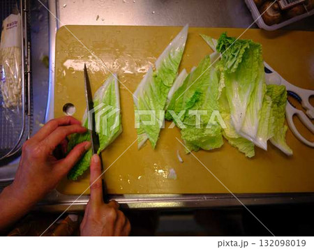 キッチン　料理　野菜　切る　女性　手元のタグ 132098019