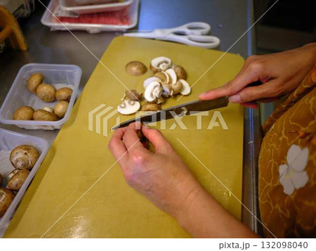 キッチン　料理　野菜　切る　女性　手元のタグ 132098040