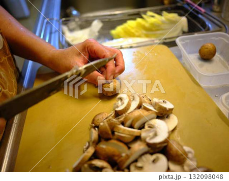 キッチン　料理　野菜　切る　女性　手元のタグ 132098048